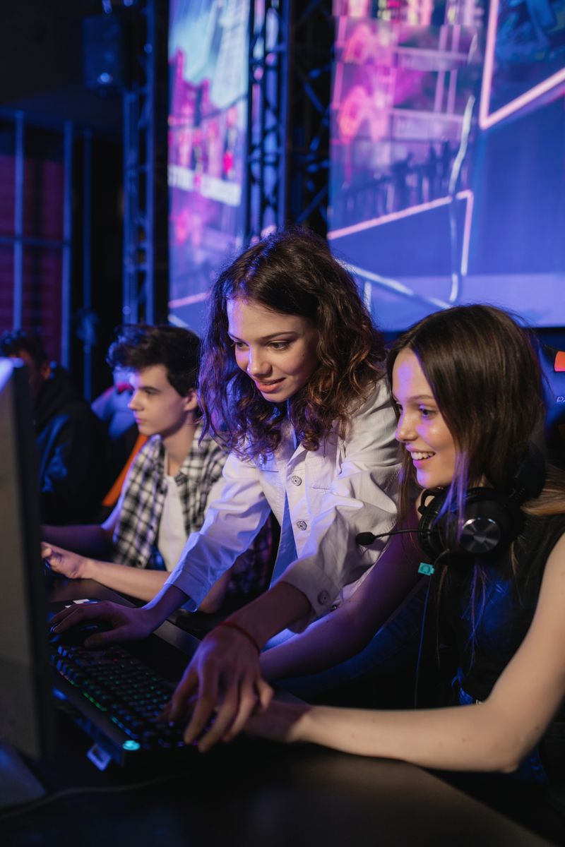 Amici che giocano insieme al computer